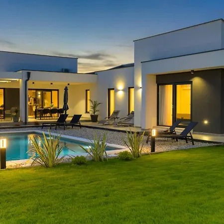 Lakeside Luxury Retreat In The Heart Of