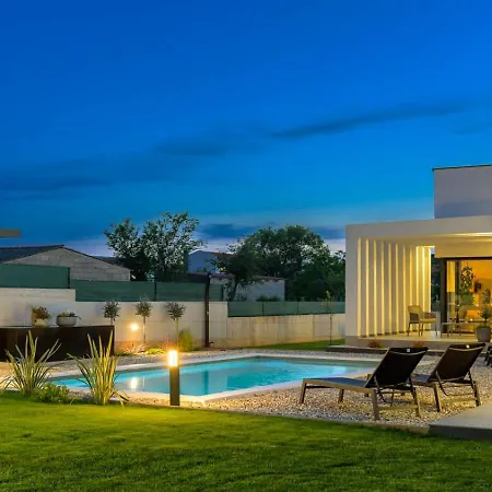 Lakeside Luxury Retreat In The Heart Of 아파트 Tushemisht