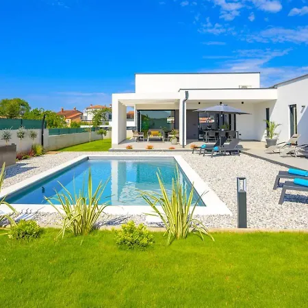 Lakeside Luxury Retreat In The Heart Of 아파트