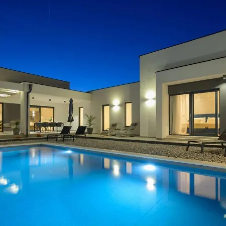 Lakeside Luxury Retreat In The Heart Of Appartamento *