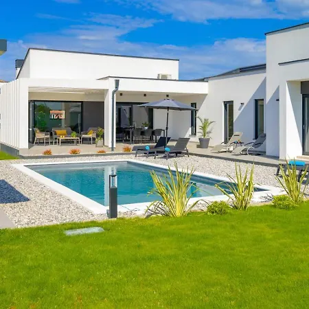 Lakeside Luxury Retreat In The Heart Of Apartman