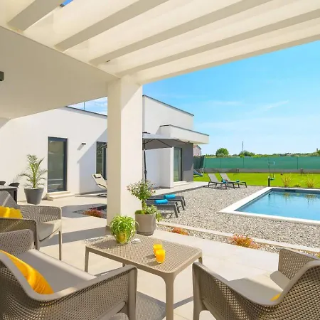 Lakeside Luxury Retreat In The Heart Of Appartamento