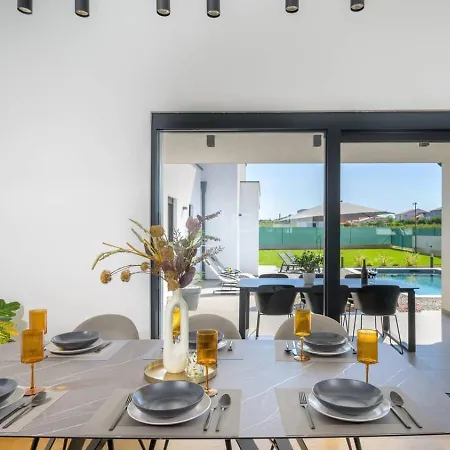 Lakeside Luxury Retreat In The Heart Of