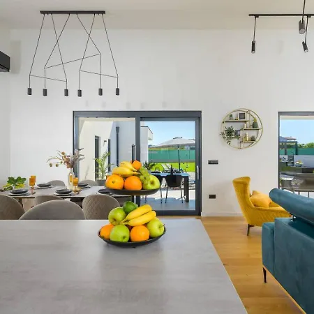 Lakeside Luxury Retreat In The Heart Of Appartamento