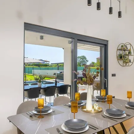 Lakeside Luxury Retreat In The Heart Of *