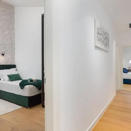 Apartman Lakeside Luxury Retreat In The Heart Of *