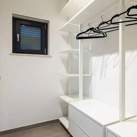 Lakeside Luxury Retreat In The Heart Of Appartamento