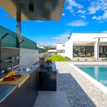Lakeside Luxury Retreat In The Heart Of Apartman Tushemisht
